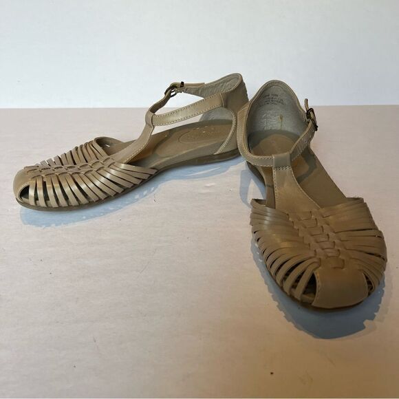 Women's BareTraps T Strap Sandals Taupe  Size 10M Closed Toe Flats - Picture 1 of 9